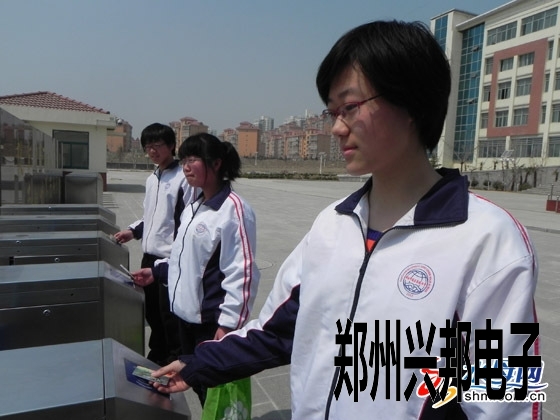 烟台高中校园用上一卡通 吃饭购物进宿舍一卡搞定