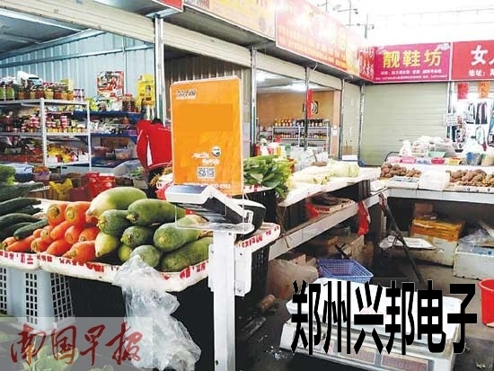 南宁：刷卡机收取2%管理费 遭到菜市经营户质疑