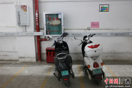 柳州市窑埠古镇地下停车场的电动车充电区。谢耘 摄 柳州市窑埠古镇地下停车场的电动车充电区。谢耘 摄