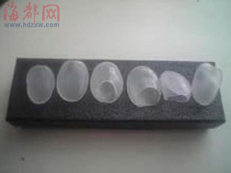 一制售指膜网友的QQ空间中，展示的指膜
